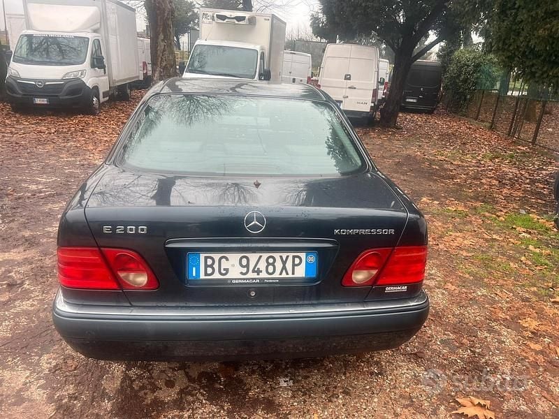 Begagnad Mercedes E200 186 HK (136 kW) 2000 Svart Sedan