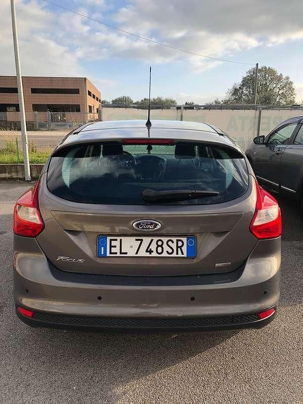 Usata Ford Focus 95 CV (69 kW) 2012 Grigio Berlina