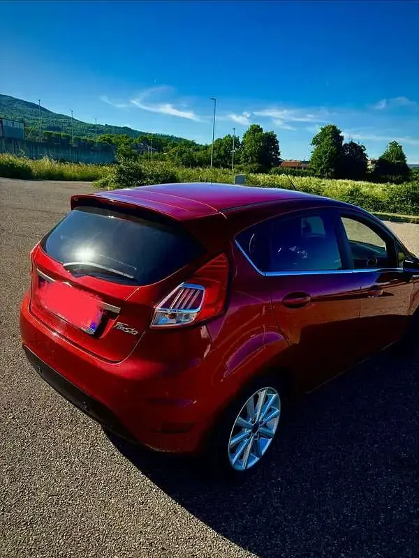 Usata Ford Fiesta Titanium 95 CV (69 kW) 2016 Rosso Utilitaria