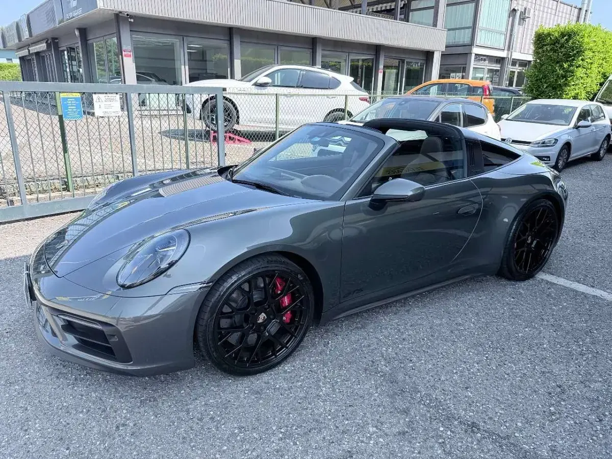 Usata Porsche 911 480 CV (353 kW) 2023 Verde Cabrio