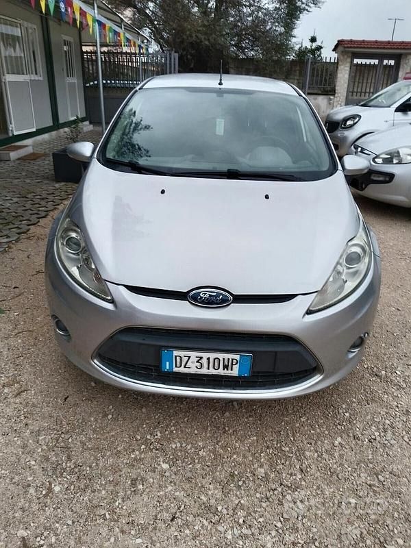 Grigio Usata 2009 Ford Fiesta Titanium Tre volumi | 3000 € (Buon prezzo) - Immagine 1/4