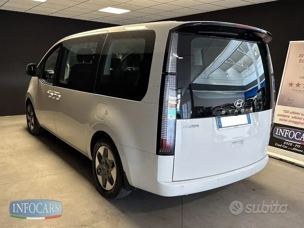 Usata Hyundai Staria 177 CV (130 kW) 2024 Bianco pastello Monovolume