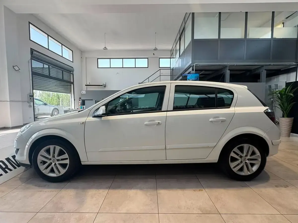 Usata Opel Astra Enjoy 90 CV (66 kW) 2007 Bianco Berlina