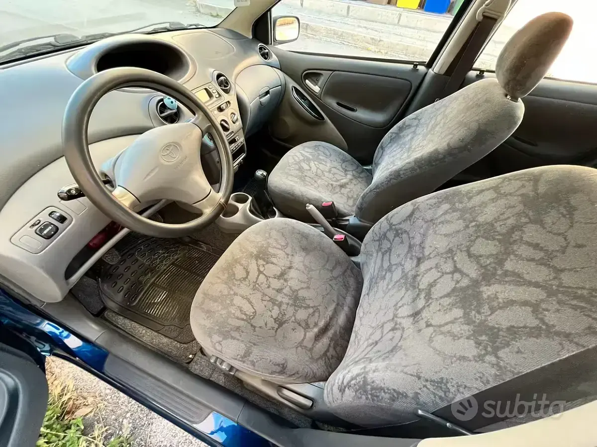 Usata Toyota Yaris 68 CV (50 kW) 2001 Bluazzurro Berlina