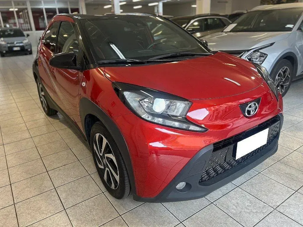 Usata Toyota Aygo X Trend 72 CV (52 kW) 2023 Rosso/nero metallizzato SUV