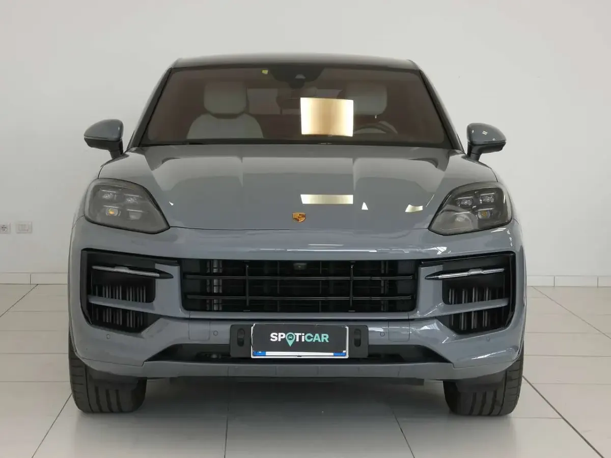 Usata Porsche Cayenne 354 CV (260 kW) 2023 Grigio artico SUV