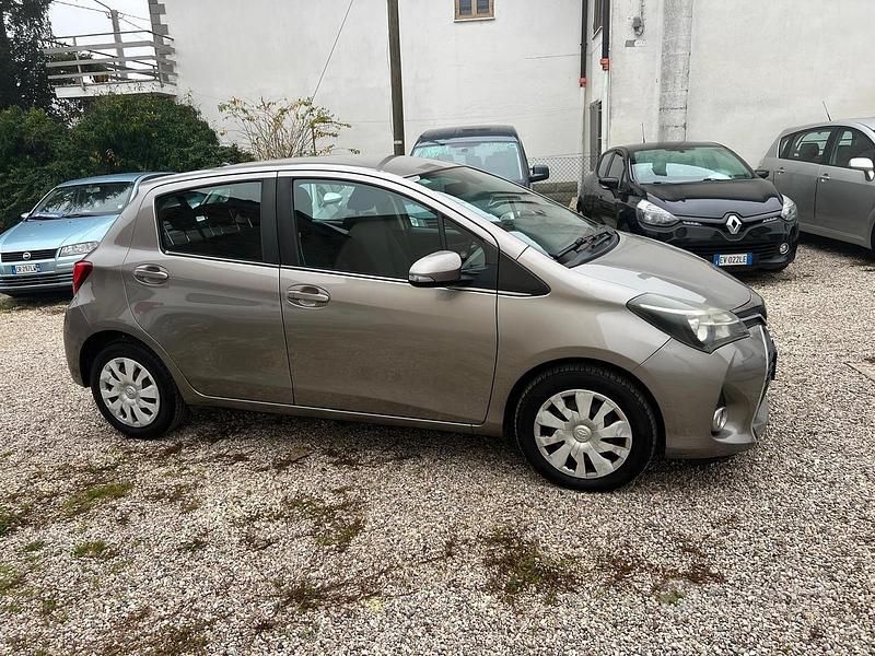 Usata Toyota Yaris Active 89 CV (65 kW) 2014 Marrone Berlina