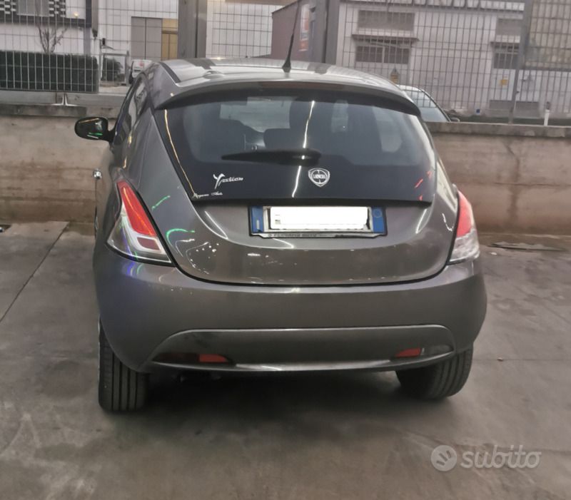 Usata Lancia Ypsilon 90 CV (66 kW) 2016 Grigio Utilitaria