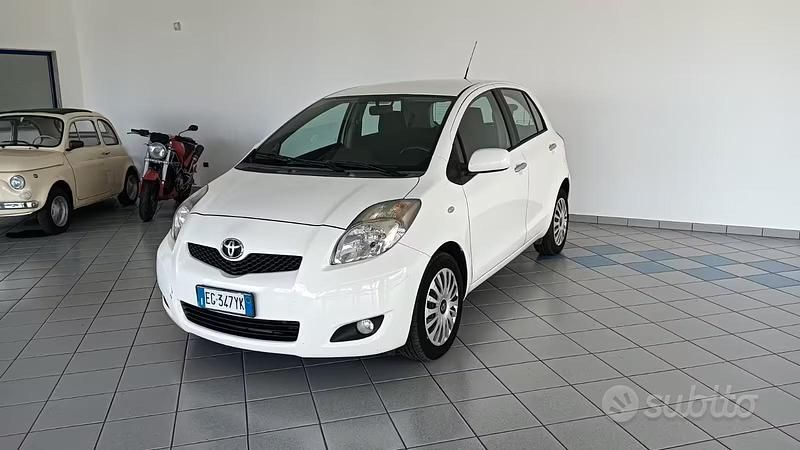 Usata Toyota Yaris Sol 90 CV (66 kW) 2011 Bianco Utilitaria