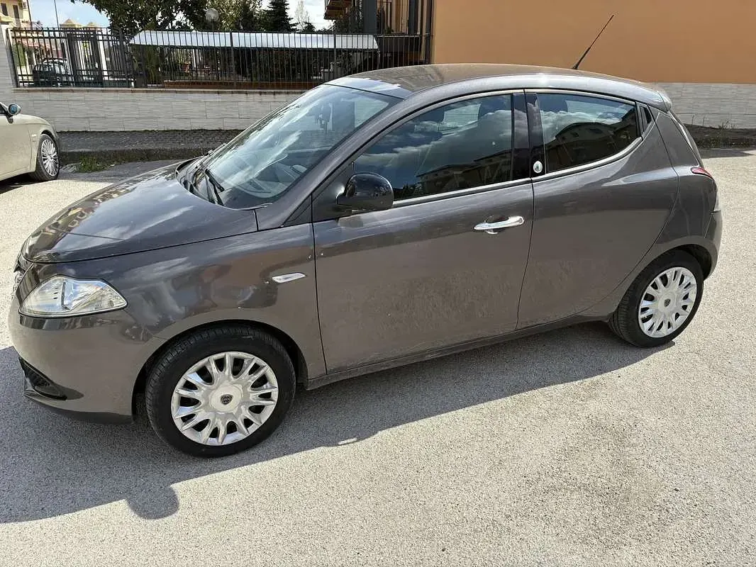 Usata Lancia Ypsilon Gold 69 CV (50 kW) 2013 Grigio Utilitaria