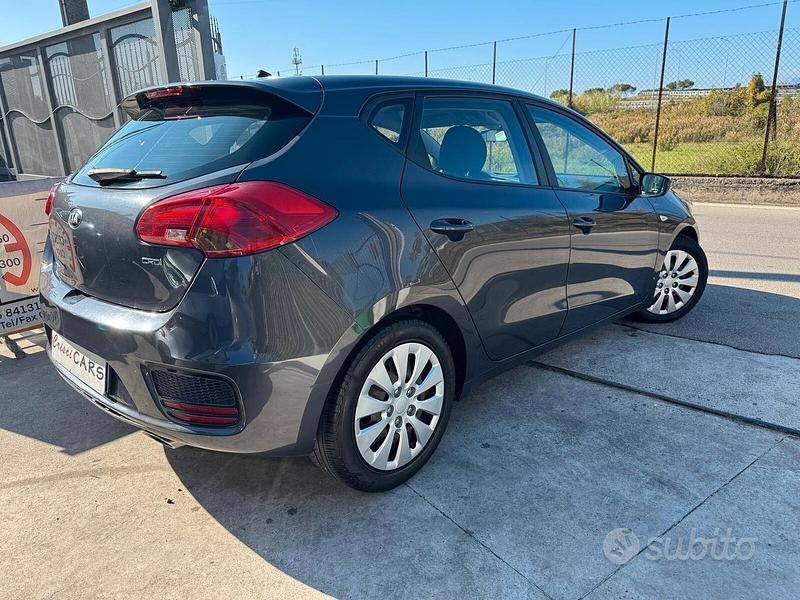 Usado Kia Ceed Active 110 CV (80 kW) 2016 Gris Utilitario