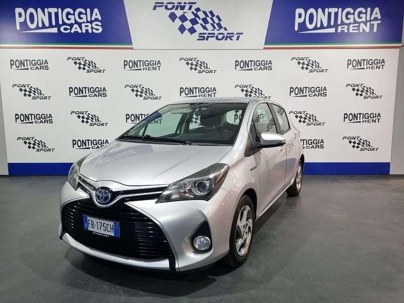 Grigio Usata 2016 Toyota Yaris Hybrid Tre volumi | 8199 € (Buon prezzo) - Immagine 1/4