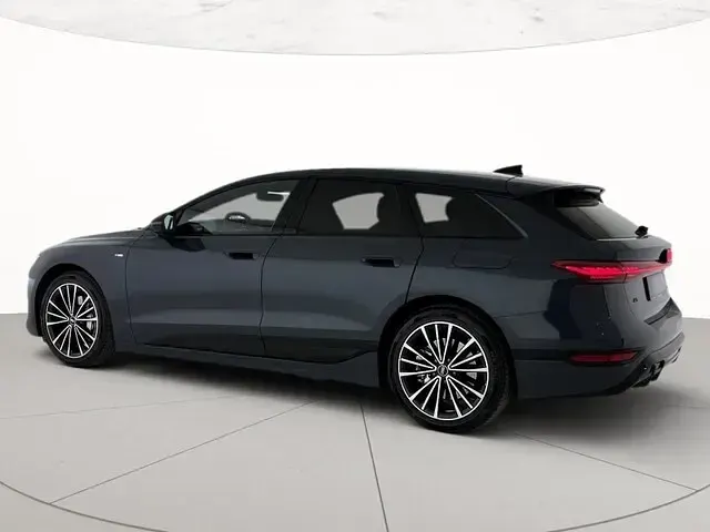 Usata Audi A6 e-tron S-Line 314 kW (428 CV) 2025 Blu plasma metallizzato Station wagon