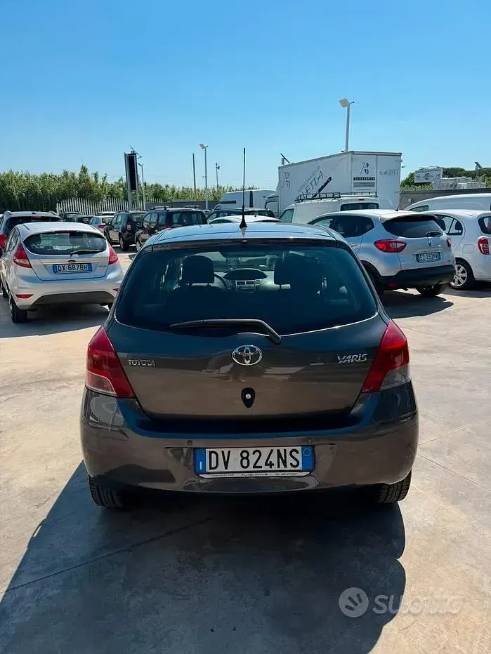 Usata Toyota Yaris Sol 69 CV (50 kW) 2009 Grigio Utilitaria