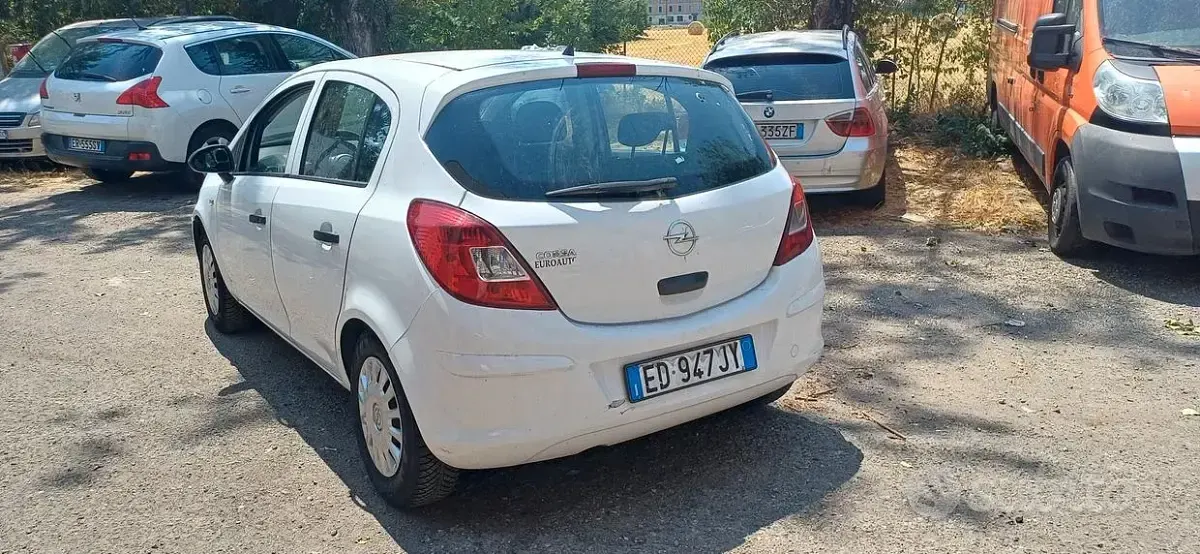 Usata Opel Corsa 65 CV (47 kW) 2010 Bianco Utilitaria