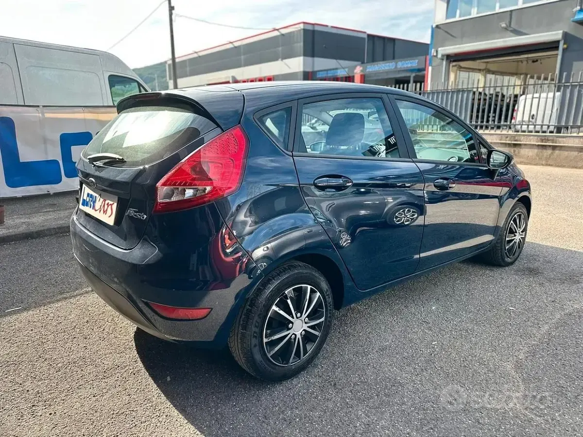 Usata Ford Fiesta Titanium 70 CV (51 kW) 2011 Bluazzurro Berlina