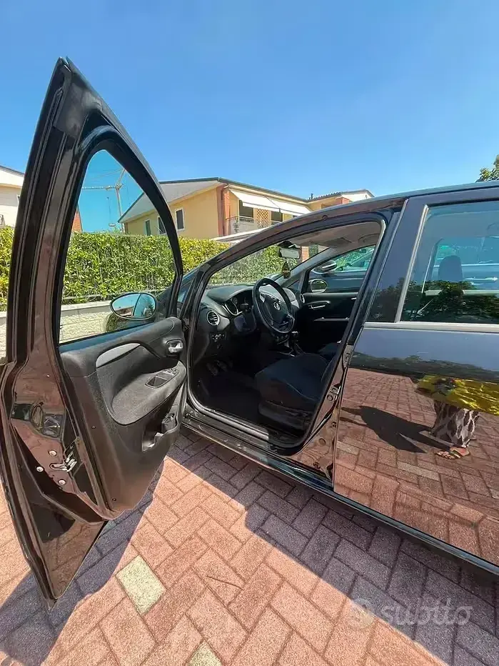 Usata Fiat Punto 77 CV (56 kW) 2015 Nero Utilitaria