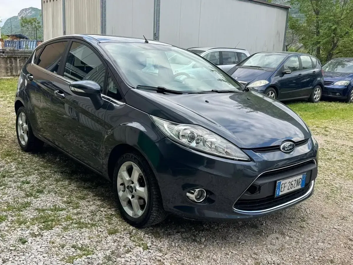 Begagnad Ford Fiesta Titanium 68 HK (50 kW) 2010 Grå Sedan