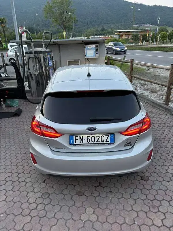 Usata Ford Fiesta Titanium 86 CV (63 kW) 2018 Grigio Utilitaria