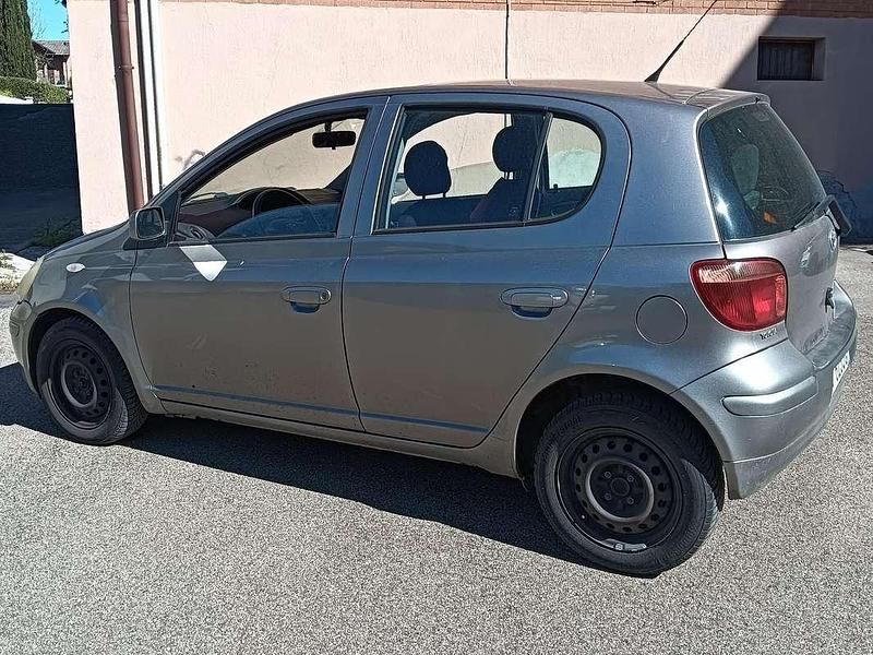 Usata Toyota Yaris 65 CV (47 kW) 2004 Argento Utilitaria