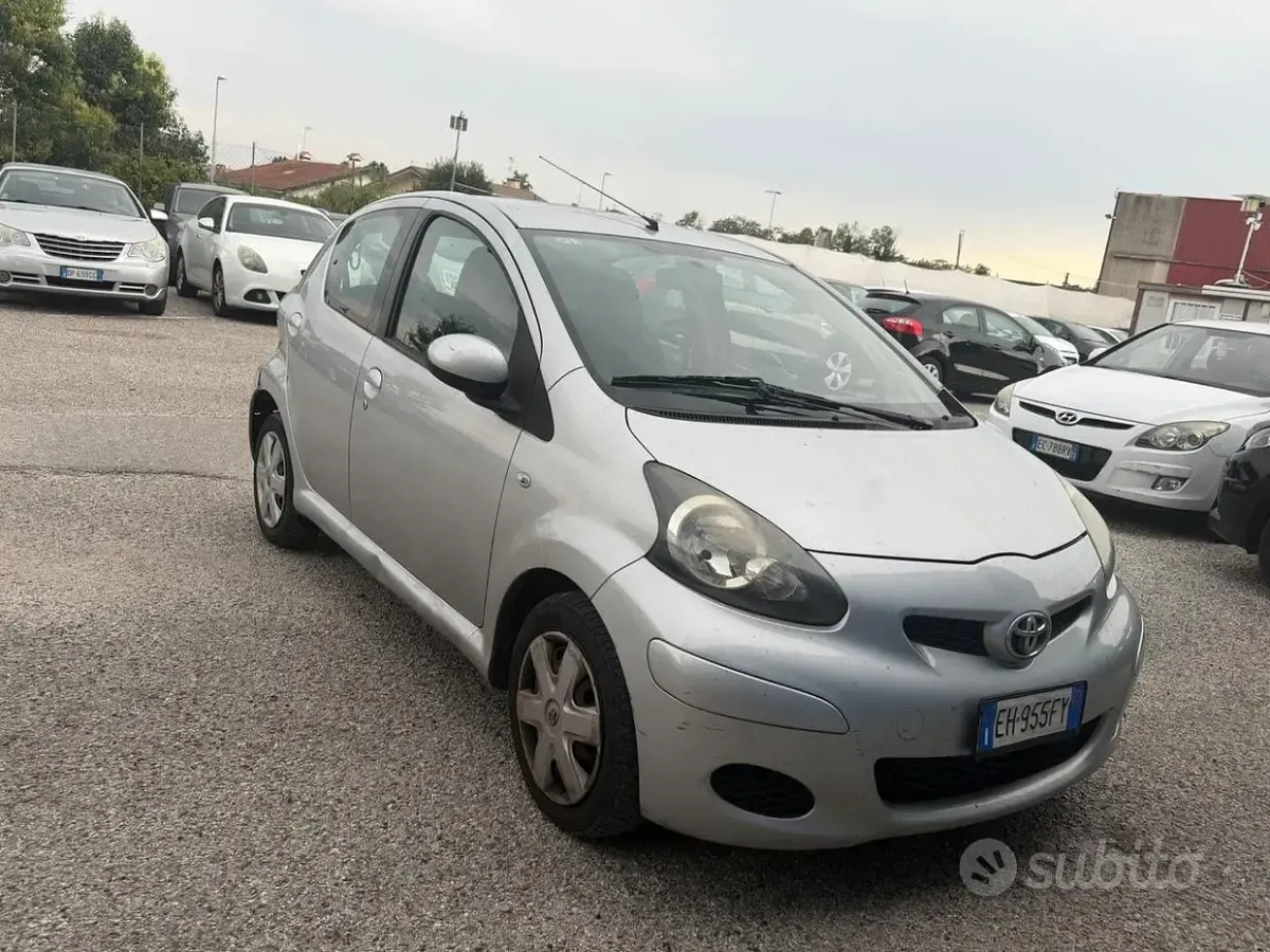 Usata Toyota Aygo 68 CV (50 kW) 2011 Grigio Utilitaria