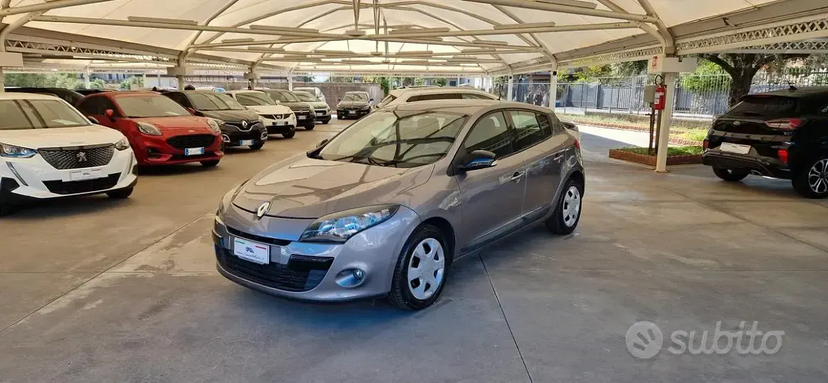 Usata Renault Mégane III 110 CV (80 kW) 2011 Grigio Utilitaria