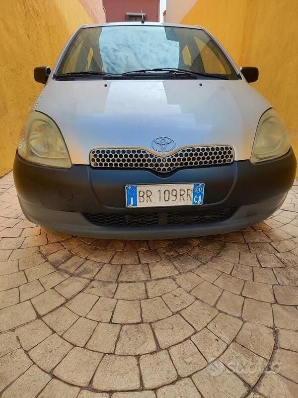 Usata Toyota Yaris 68 CV (50 kW) 2001 Grigio Utilitaria