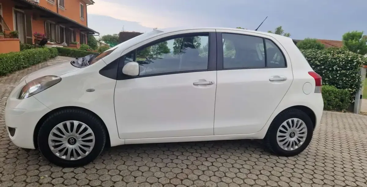 Usata Toyota Yaris 101 CV (74 kW) 2010 Bianco Utilitaria