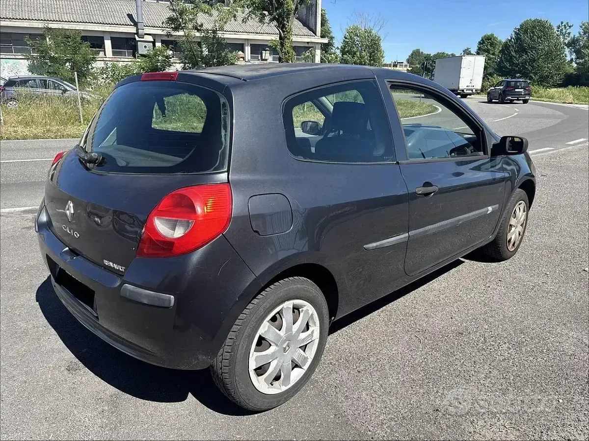 Usata Renault Clio 65 CV (47 kW) 2006 Grigio Utilitaria