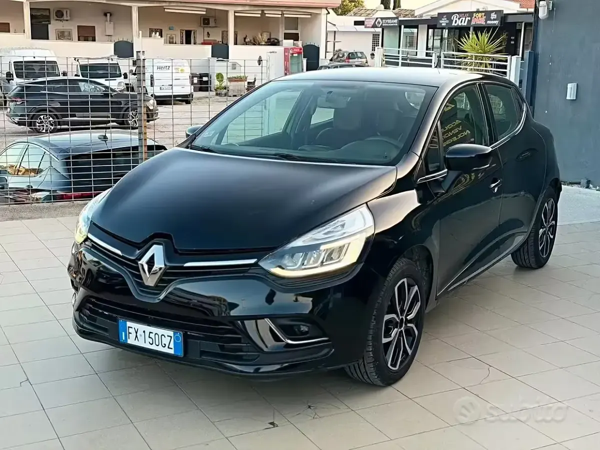 Käytetty Renault Clio IV Intens 90 HP (66 kW) 2019 Musta Sedan