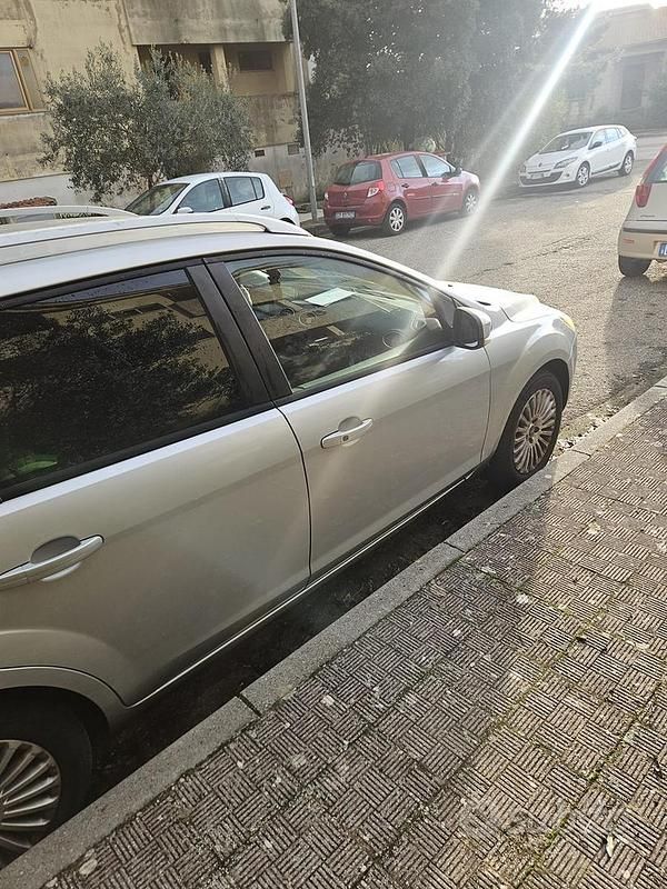 Usata Ford Focus 120 CV (88 kW) 2011 Grigio Station wagon