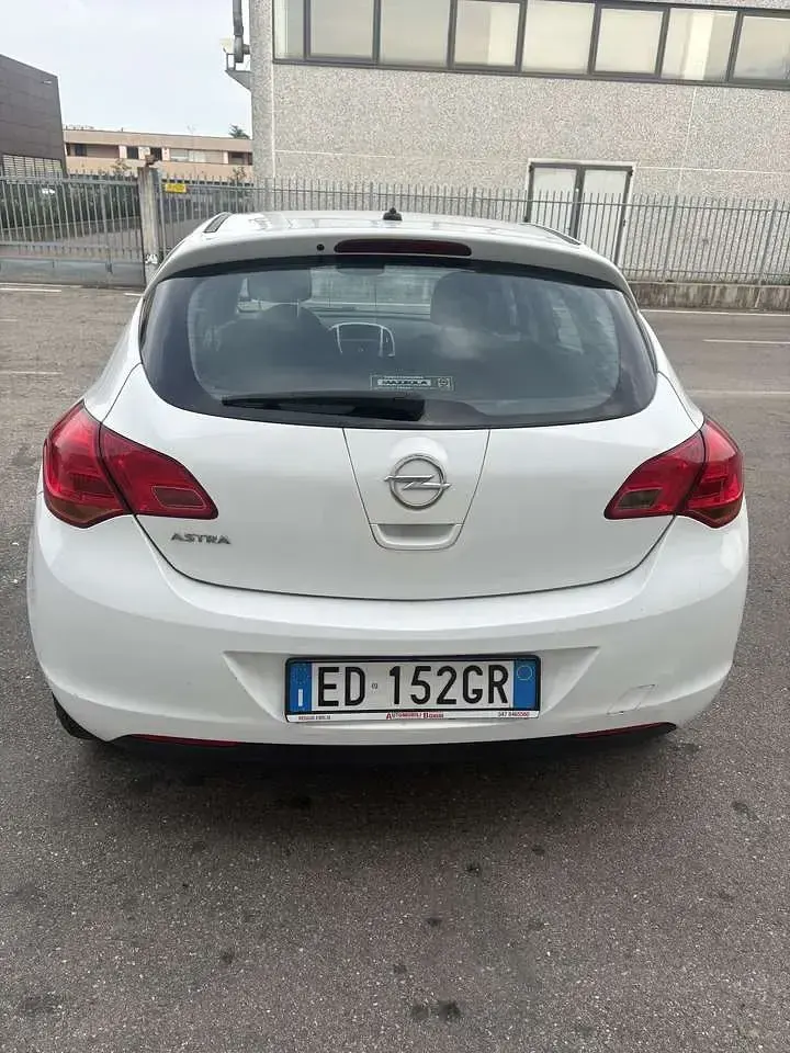 Usata Opel Astra Cosmo 101 CV (74 kW) 2011 Other Berlina