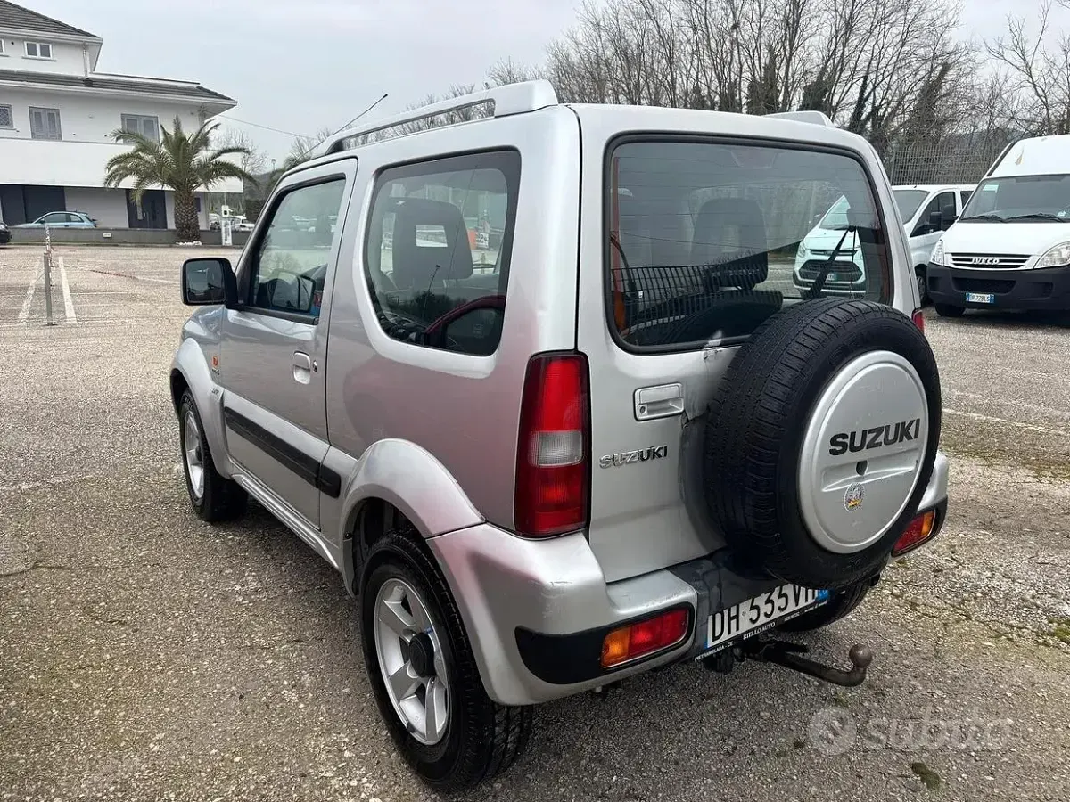 Usata Suzuki Jimny 86 CV (63 kW) 2007 Grigio SUV
