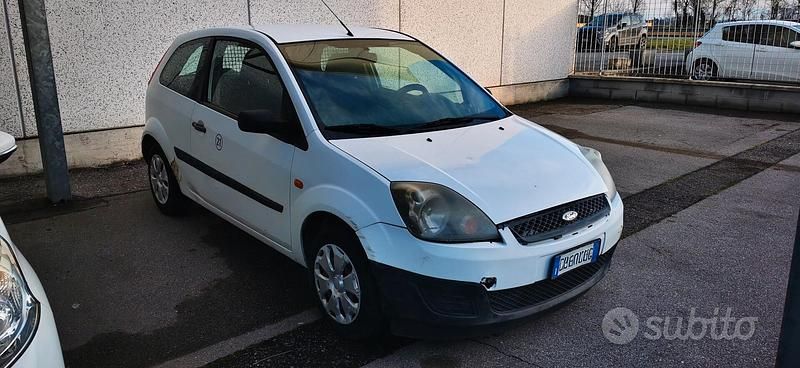 Usata Ford Fiesta 67 CV (49 kW) 2006 Bianco Utilitaria