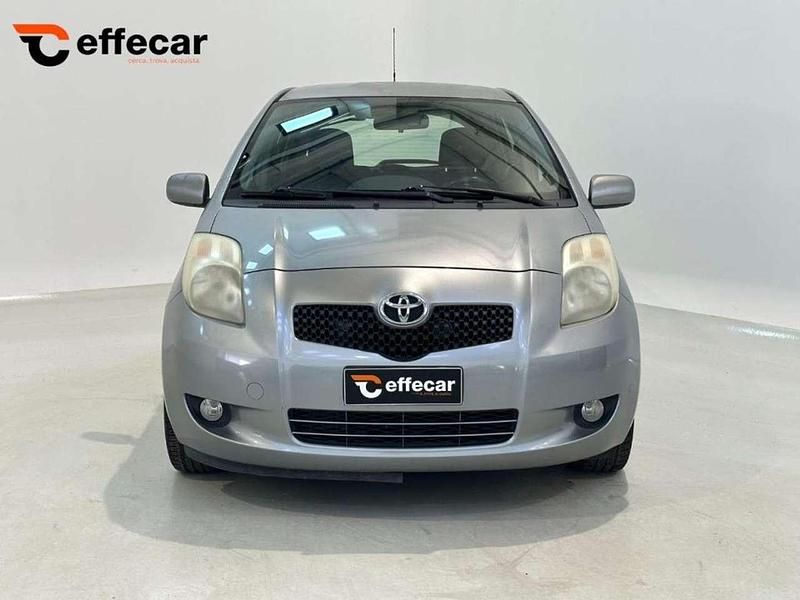 Usata Toyota Yaris Sol 69 CV (50 kW) 2006 Argento Berlina