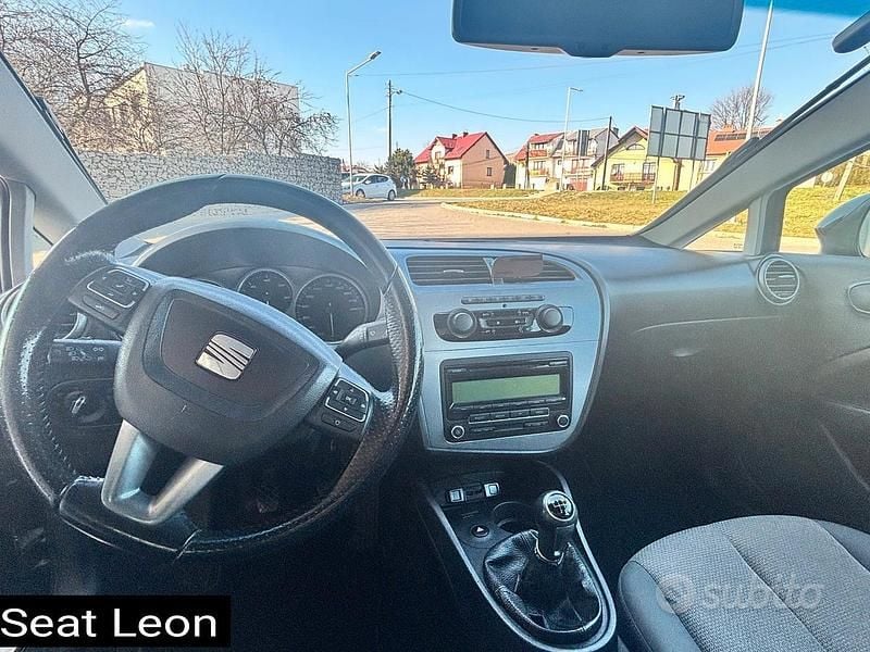 Usata Seat Leon Style 105 CV (77 kW) 2010 Nero Utilitaria