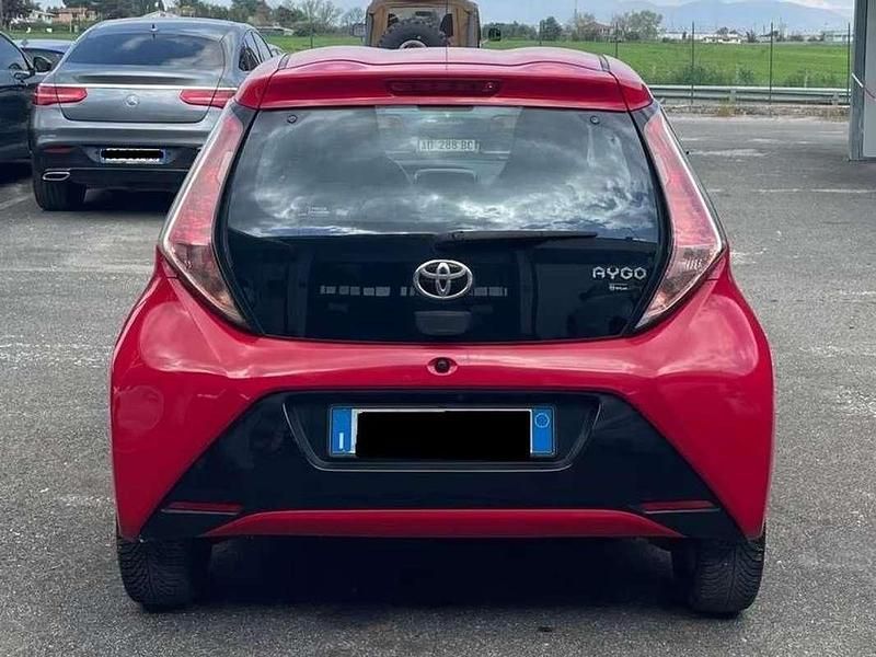 Begagnad Toyota Aygo 68 HK (50 kW) 2005 Röd Halvkombi