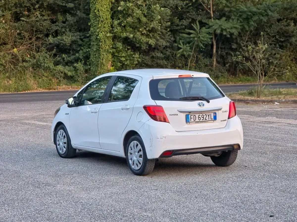 Usata Toyota Yaris Hybrid Active 73 CV (53 kW) 2016 Bianco Berlina