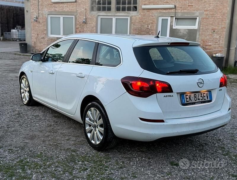 Usata Opel Astra Cosmo 95 CV (69 kW) 2011 Bianco Station wagon