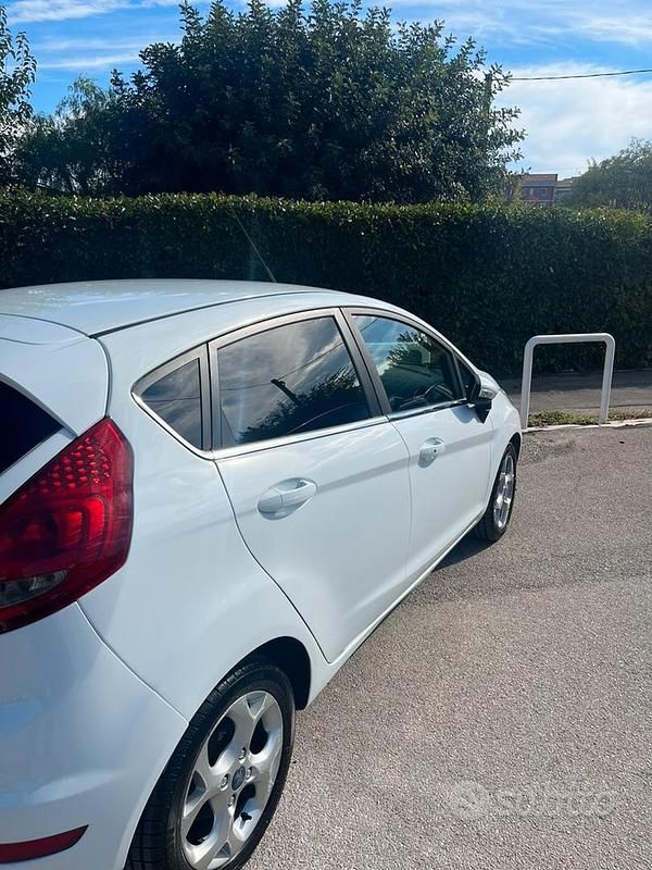 Usata Ford Fiesta 69 CV (50 kW) 2012 Bianco Utilitaria