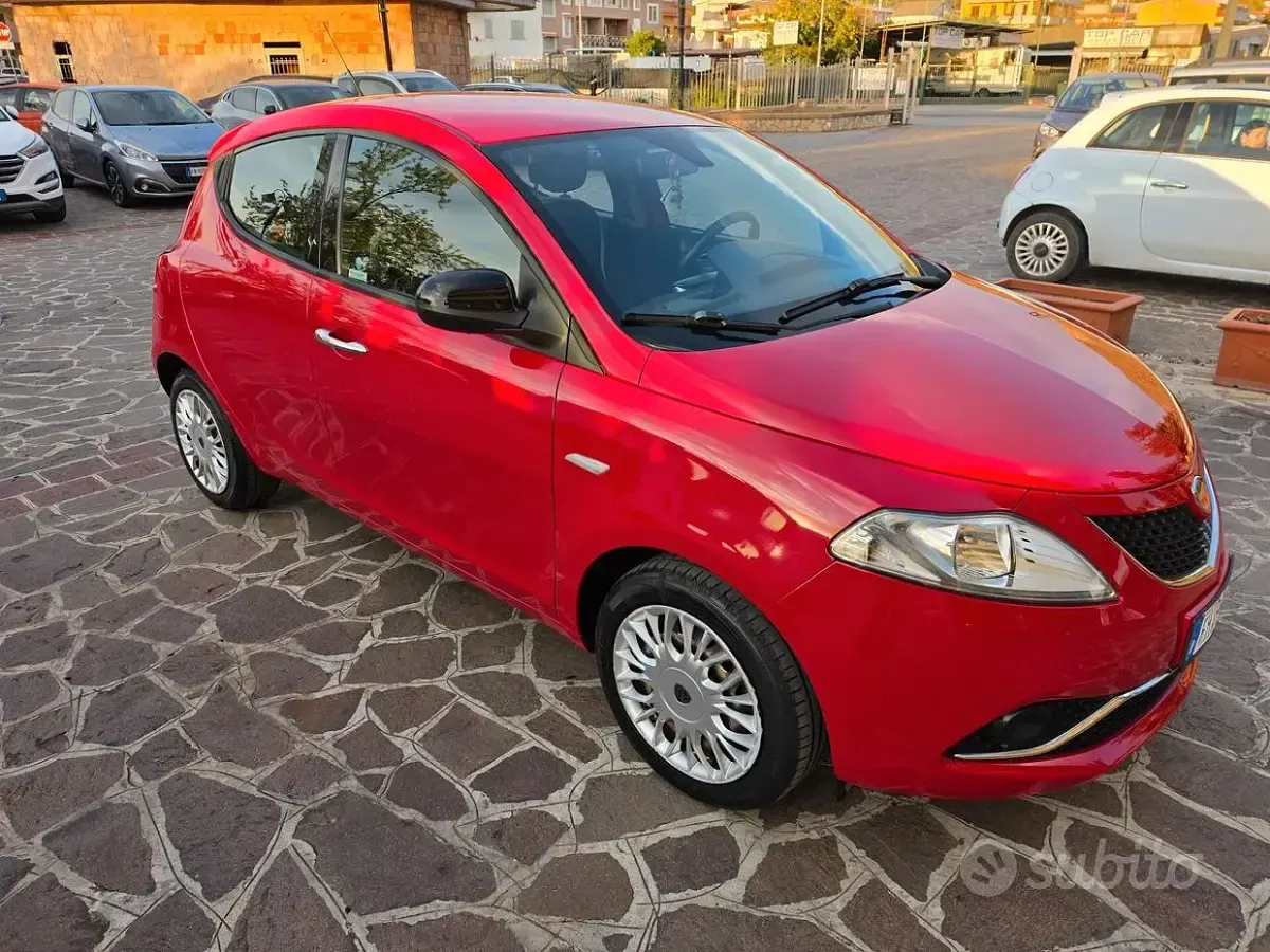 Usata Lancia Ypsilon Silver 69 CV (50 kW) 2017 Rosso Utilitaria