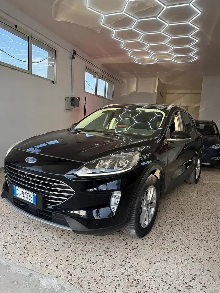 Usata Ford Kuga 120 CV (88 kW) 2021 Nero SUV