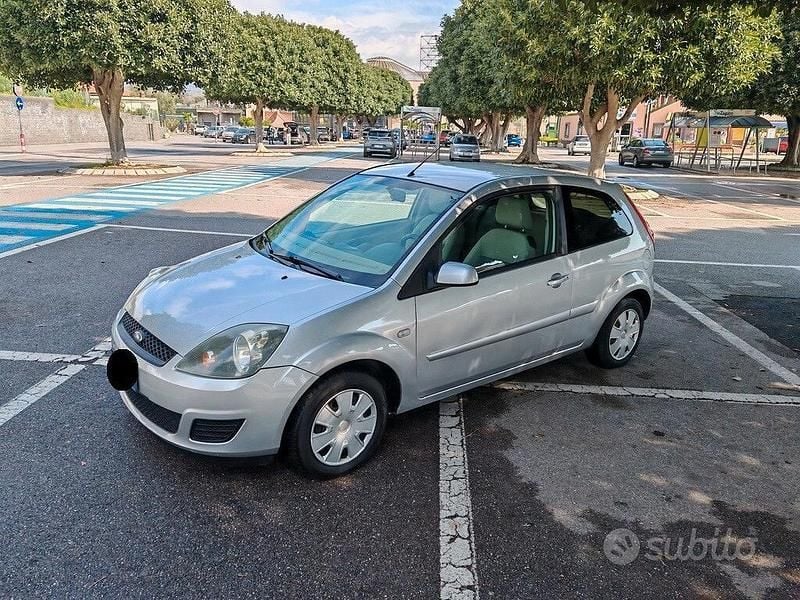 Usata Ford Fiesta 68 CV (50 kW) 2009 Grigio Utilitaria