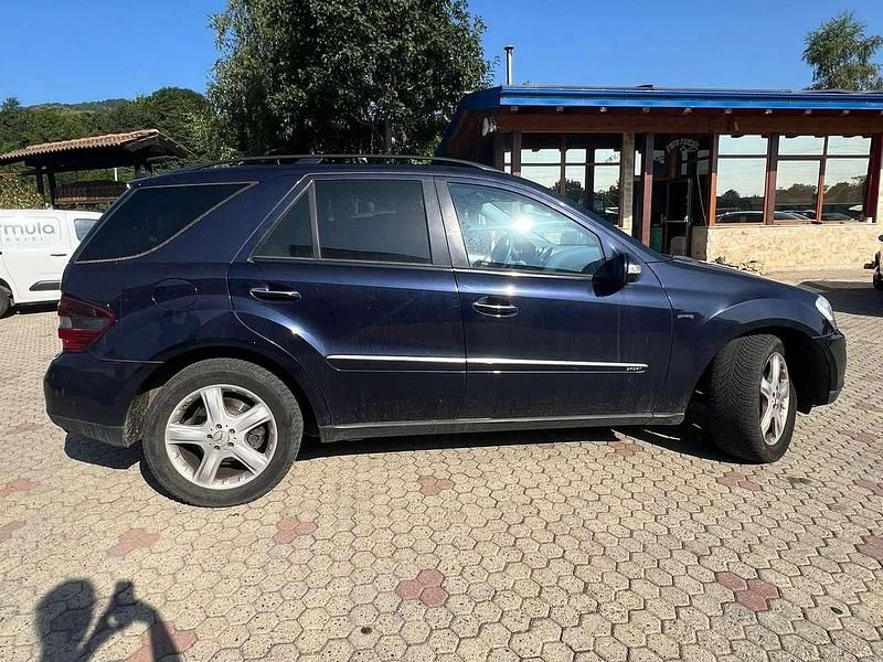 Usata Mercedes ML320 224 CV (164 kW) 2007 Blu/azzurro SUV