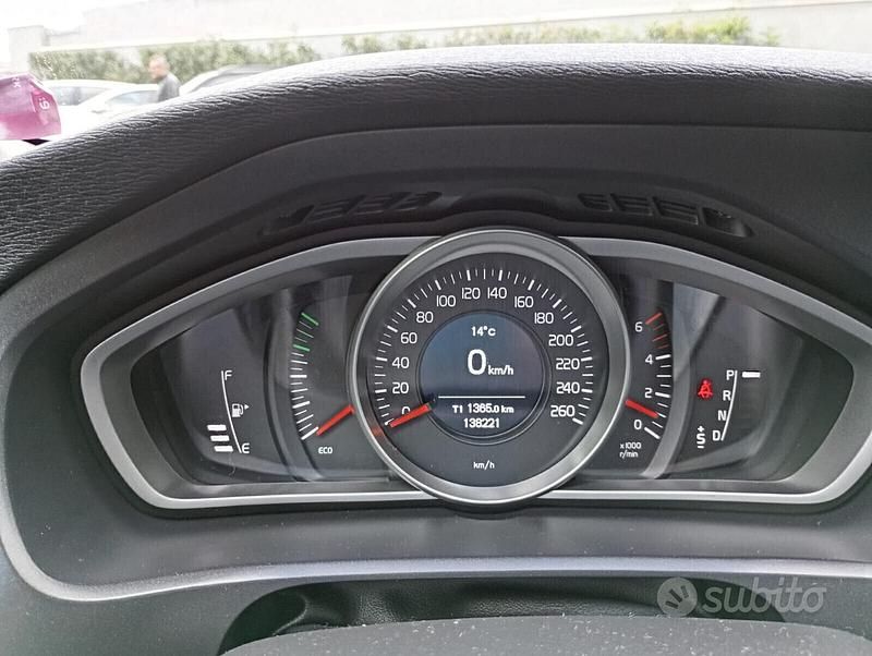 Usata Volvo V40 Kinetic 120 CV (88 kW) 2017 Grigio Berlina