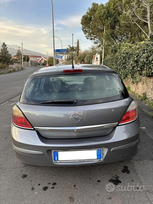 Usata Opel Astra 101 CV (74 kW) 2005 Grigio Berlina