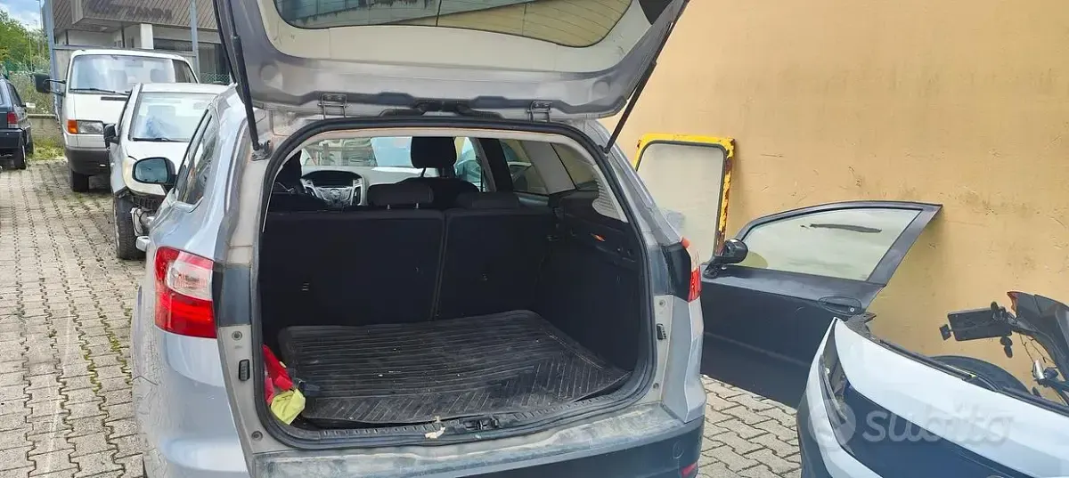 Begagnad Ford Focus Titanium 2011 Grå Kombi