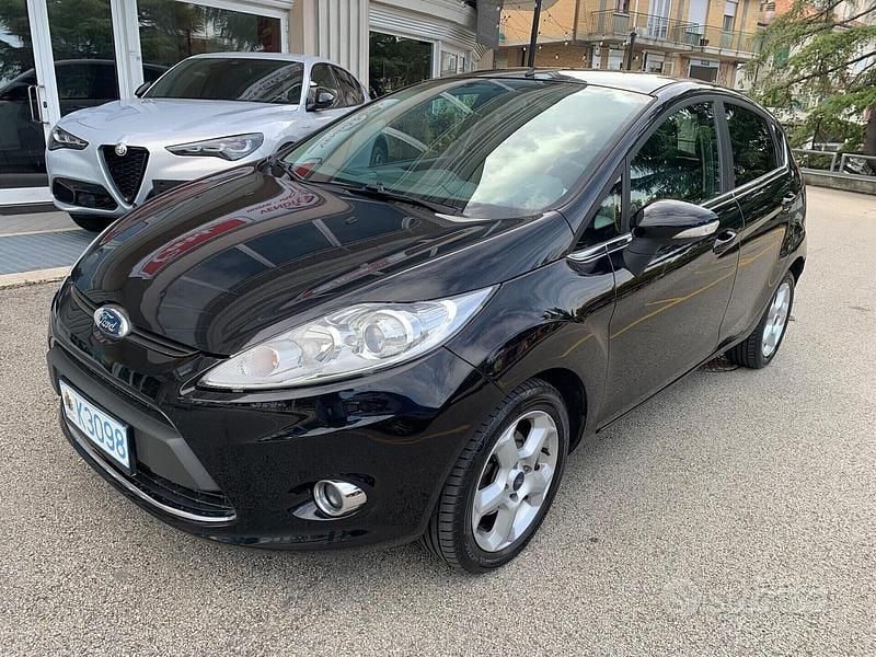 Nero Usata 2010 Ford Fiesta Titanium Tre volumi | 5900 € (Buon prezzo) - Immagine 1/4