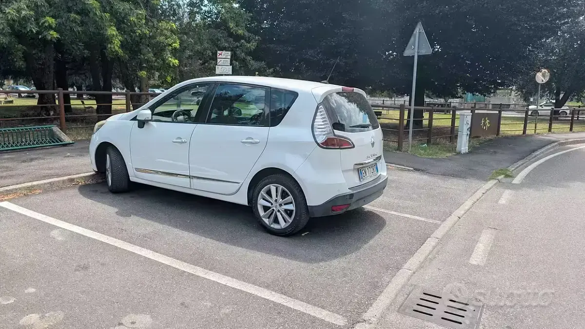 Usata Renault Scénic III XMOD 110 CV (80 kW) 2012 Bianco Monovolume