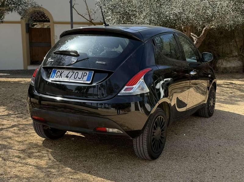 Usata Lancia Ypsilon Silver 69 CV (50 kW) 2022 Nero Utilitaria